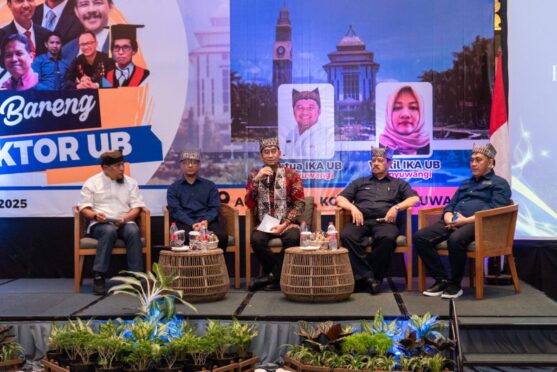 Rektor UB dan beberapa pengurus IKA UB Banyuwangi duduk di atas panggung dalam suatu acara.