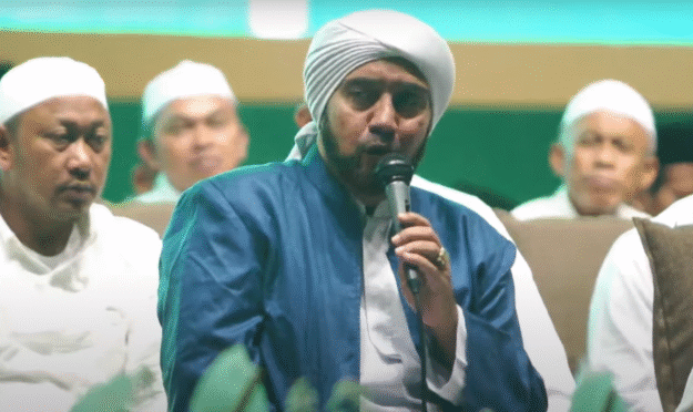 Ribuan warga bersalawat bersama Habib Syech.