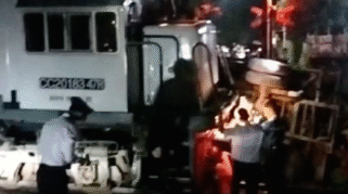 Proses evakuasi truk yang tertabrak KA Pandanwangi