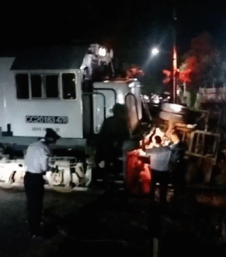 Proses evakuasi truk yang tertabrak KA Pandanwangi