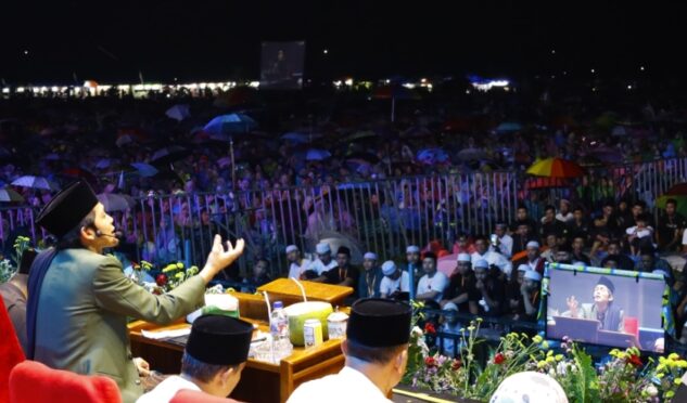 Ribuan jemaah padati pengajian gus iqdam di Sumber Sewu, Banyuwangi.