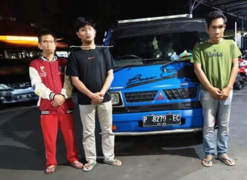 Tiga terduga pelaku kekerasan terhadap wisatawan di Banyuwangi.