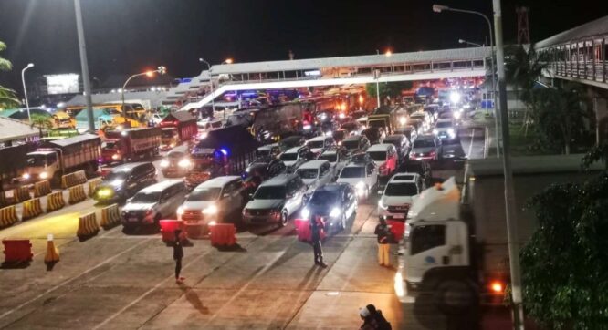Suasana padat kendaraan di jalur penyeberangan Ketapang-Gilimanuk.