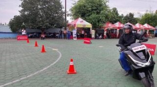 Seorang siswa SMKN 1 Glagah sedang mencoba motor Honda PCX160.