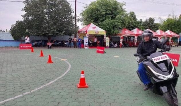 Seorang siswa SMKN 1 Glagah sedang mencoba motor Honda PCX160.