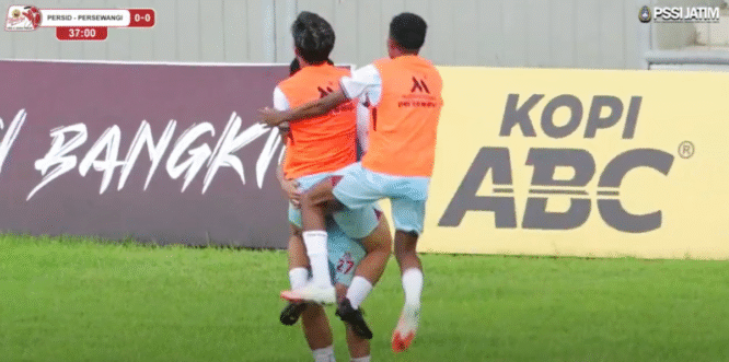 M. Alvian merayakan gol ke gawang Persid Jember di Liga 4 Jatim