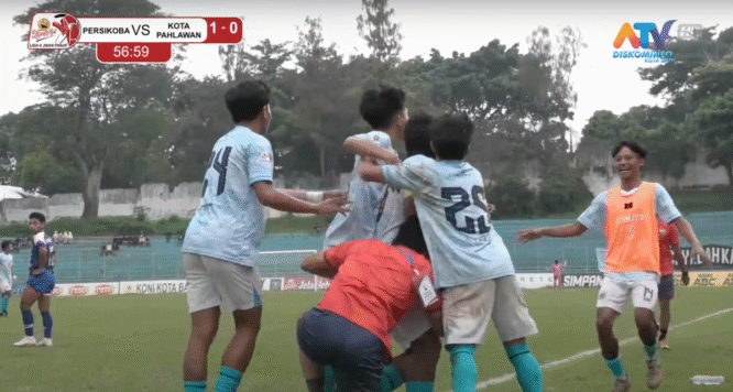 Pemain Persikoba Batu merayakan gol ke gawang PS Kota Pahlawan