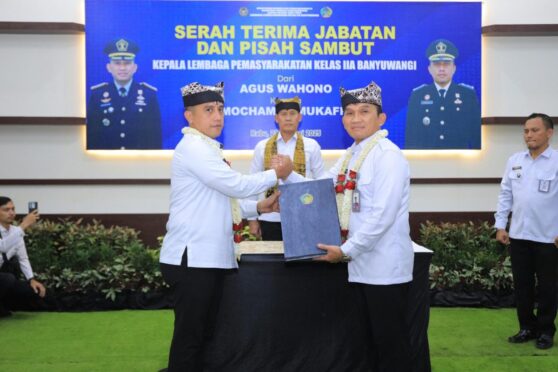 Serah terima jabatan Kepala Lapas Kelas IIA Banyuwangi dari Agus Wahono kepada Mochamad Mukaffi