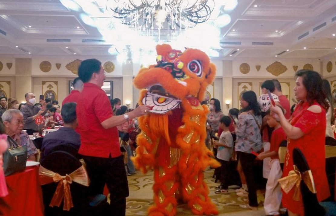 Tamu-tamu menikmati hiburan barongsai dalam acara Ciak Tok Dinner Imlek di Aston Banyuwangi.