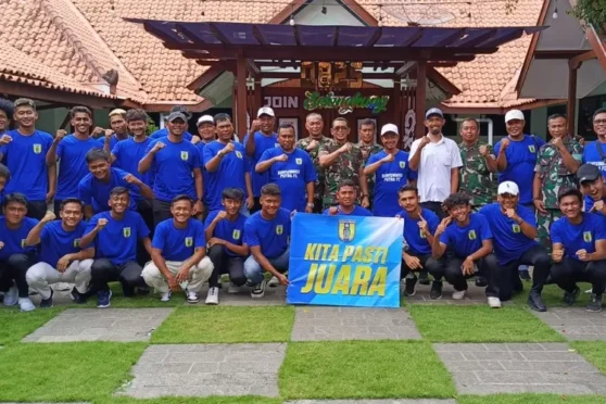 Tim Banyuwangi Putra FC berfoto bersama perwakilan Pemkab Banyuwangi dengan spanduk "Kita Pasti Juara".