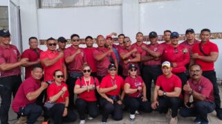 Anggota Welas Guard berfoto bersama saat bertugas mengamankan Liga 4 di Stadion Diponegoro, Banyuwangi