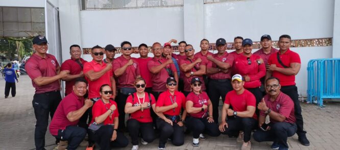 Anggota Welas Guard berfoto bersama saat bertugas mengamankan Liga 4 di Stadion Diponegoro, Banyuwangi