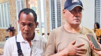 Putra Emilia Contessa, Dino Rosano Hansa, tampak menyambut para pelayat di rumah duka.