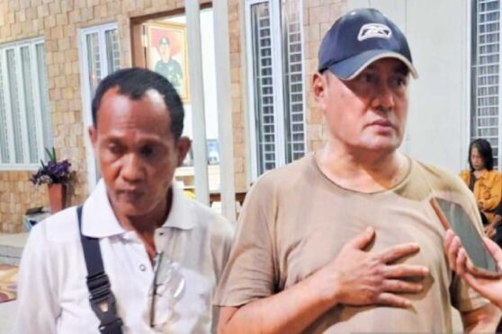 Putra Emilia Contessa, Dino Rosano Hansa, tampak menyambut para pelayat di rumah duka.