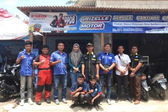 Tim Bengkel Alumni SMK Models Berfoto Bersama di Depan Bengkel