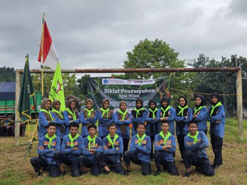 Siswa SMK mengikuti pelatihan survival di alam bebas.