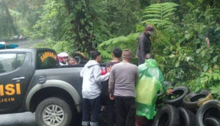 Polisi dan warga investigasi kecelakaan motor di jalur Erek-erek.
