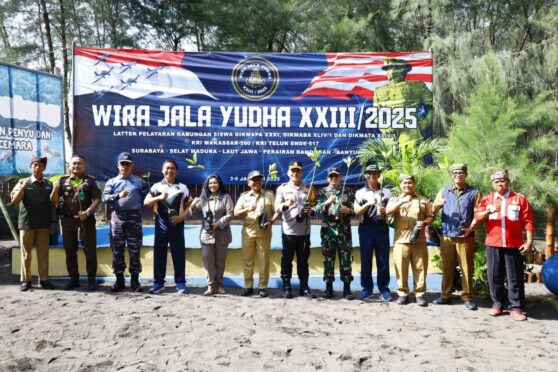 Penanaman mangrove di Banyuwangi.