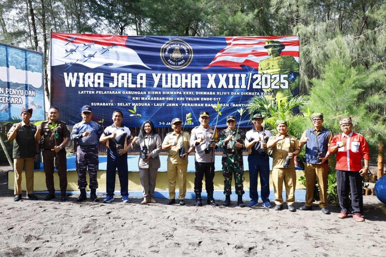 Lestarikan Pesisir Banyuwangi, Dandim Pimpin Aksi Bersih Pantai dan Tanam Mangrove Bersama Siswa Kodiklatal! Penanaman mangrove di Banyuwangi.