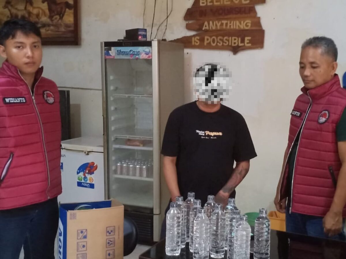 Polisi Gerebek Toko Penjual Miras di Banyuwangi