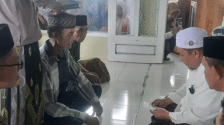 seorang warga banyuwangi menjalani sumpah al quran