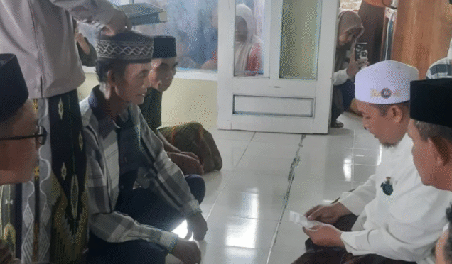 seorang warga banyuwangi menjalani sumpah al quran