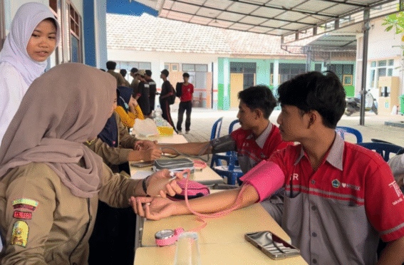 siswa jurusan asisten keperawatan dan caregiver periksa kesehatan gratis siswa smuhero.