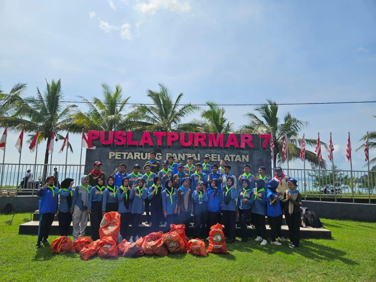 HUT Kolatmar Ke-48: Marinir dan Kader Lingkungan SMK Models Bersihkan Pantai Lampon Aksi bersih pantai Marinir dan siswa SMK Models di Lampon