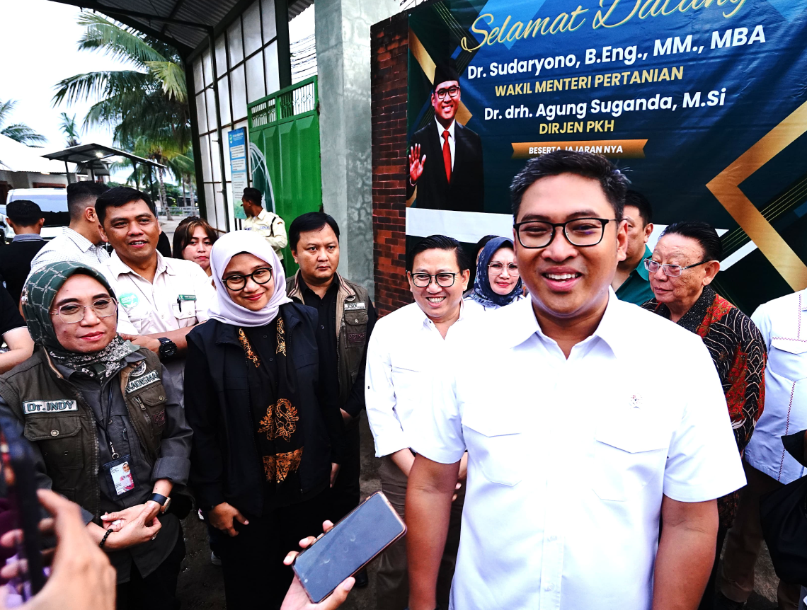 Peternakan Sapi Modern di Banyuwangi Jadi Perhatian Wamentan, Ajak Peternak Tingkatkan Produksi Susu Nasional! wamentan kunjungi peternakan sapi modern di banyuwangi