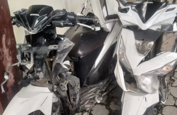 Sepeda motor rusak akibat kecelakaan di Banyuwangi.
