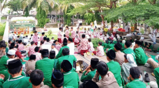 Pelajar SD-SMP Banyuwangi berbaris meriah selama pawai menyambut Ramadan 1446 H