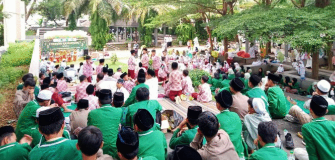Pelajar SD-SMP Banyuwangi berbaris meriah selama pawai menyambut Ramadan 1446 H