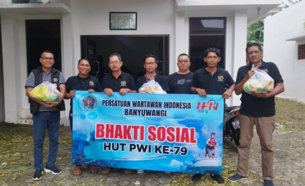 Penyaluran paket sembako oleh PWI Banyuwangi di HPN 2025