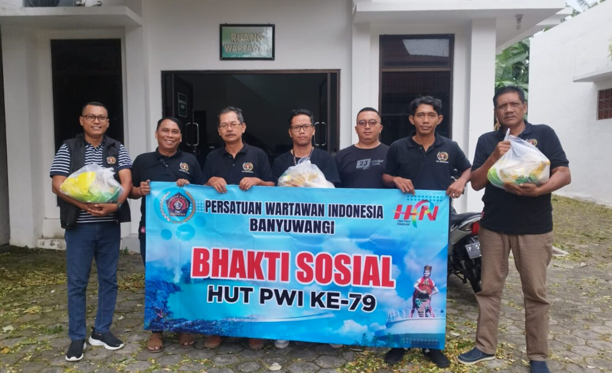 Penyaluran paket sembako oleh PWI Banyuwangi di HPN 2025