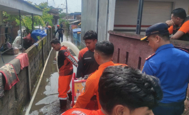 Tim BPBD Banyuwangi menyalurkan bantuan makanan kepada warga terdampak banjir.