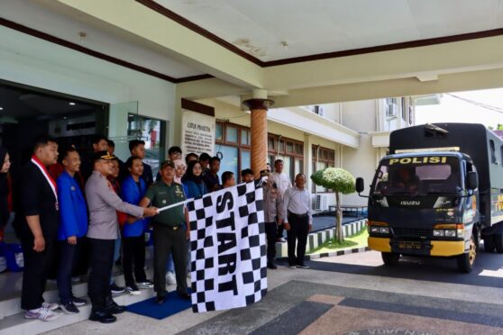 Mahasiswa dan anggota Polresta Banyuwangi berpartisipasi dalam Baksos Ramadhan