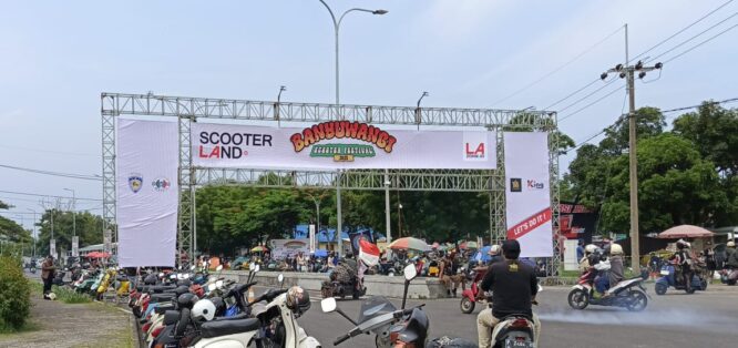 Suasana Banyuwangi Scooter Festival 2025 di Pantai Boom Marina
