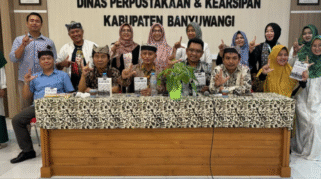 Peserta bedah buku duduk melingkar dengan buku Jejak Kritik di meja, dipandu moderator.