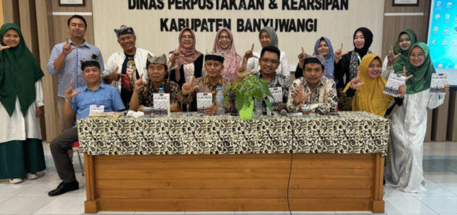 Peserta bedah buku duduk melingkar dengan buku Jejak Kritik di meja, dipandu moderator.