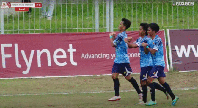 Pemain Persema Malang merayakan gol di Stadion Diponegoro Banyuwangi
