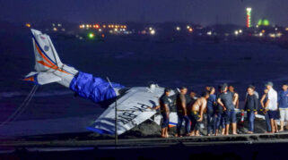 Petugas dan warga membantu mengevakuasi pesawat Cessna yang jatuh di Pantai Muncar, Banyuwangi.