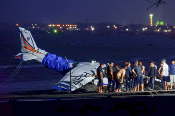 Petugas dan warga membantu mengevakuasi pesawat Cessna yang jatuh di Pantai Muncar, Banyuwangi.