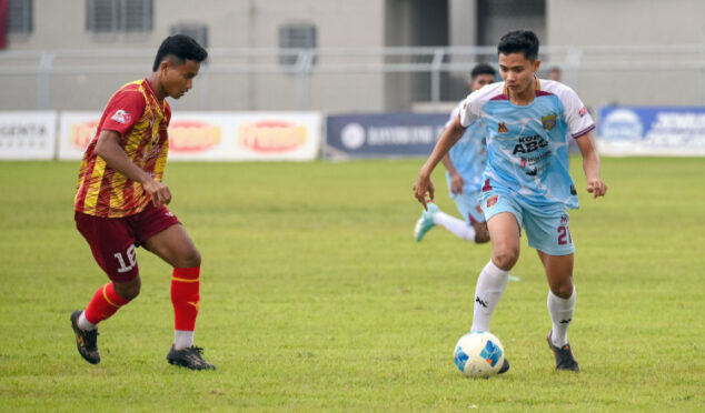 Aksi Akbar Syakira mencetak gol untuk Persewangi Banyuwangi.