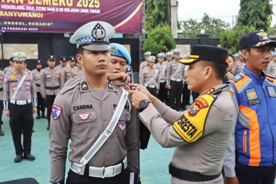 Pasukan Polresta Banyuwangi dalam Apel Gelar Operasi Keselamatan Semeru 2025
