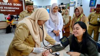 Bupati Banyuwangi Ipuk Fiestiandani mengimbau warga manfaatkan cek kesehatan gratis