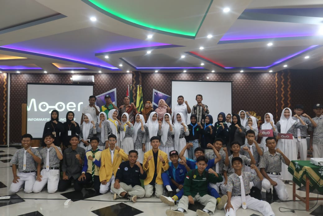 Peserta acara peluncuran logo Mojoer dan maskot Tarka di Ballroom Edhotel SMK Muhammadiyah 8 Siliragung
