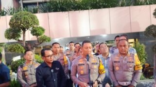 Petugas Ditlantas Polda Jatim memantau arus lalu lintas di Pelabuhan Ketapang, Banyuwangi.