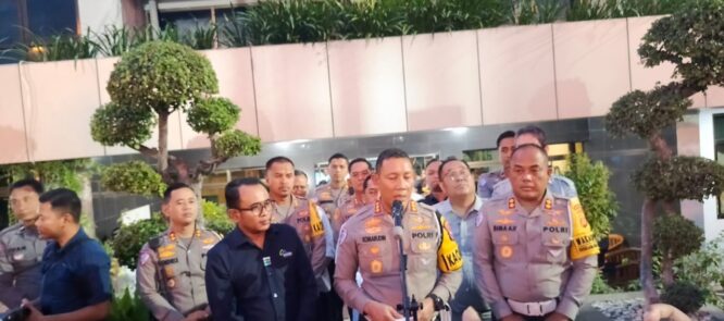 Petugas Ditlantas Polda Jatim memantau arus lalu lintas di Pelabuhan Ketapang, Banyuwangi.