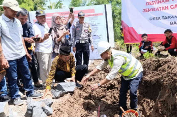 Jembatan gantung di Desa Tapanrejo, Muncar, Banyuwangi