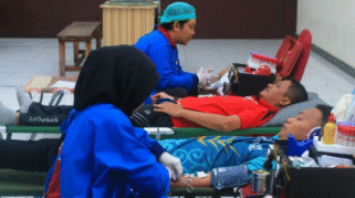 Pegawai Lapas Banyuwangi mengikuti kegiatan donor darah di Aula Sahardjo.